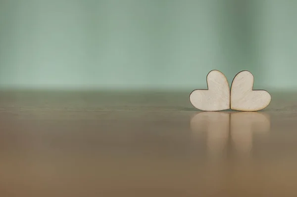 Den Svatého Valentýna Pozadí Dvě Dřevěné Srdce Stole — Stock fotografie