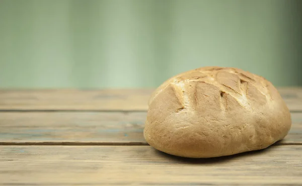 Świeże Pieczywo Pokrojone Drewnianym Stole — Zdjęcie stockowe