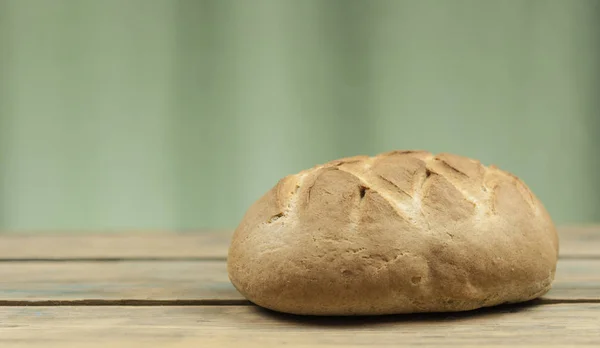 Ahşap Masa Üzerinde Taze Pişmiş Dilimlenmiş Ekmek — Stok fotoğraf