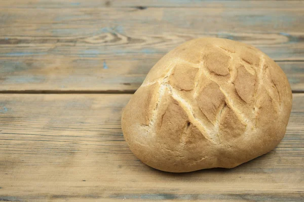 Ahşap Masa Üzerinde Taze Pişmiş Dilimlenmiş Ekmek — Stok fotoğraf