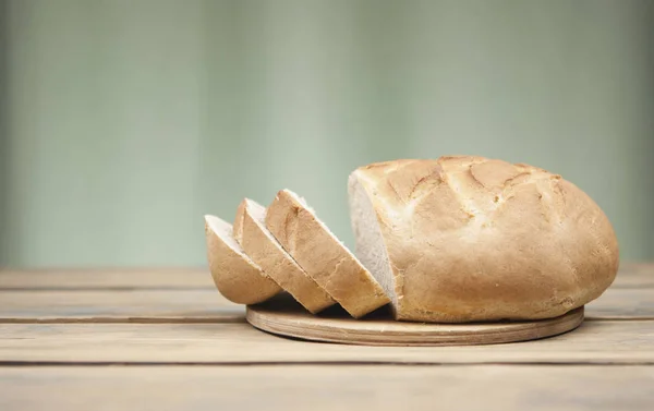 Pão Fatiado Recém Assado Mesa Madeira — Fotografia de Stock