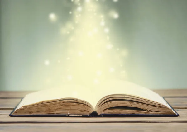 Eski Kitap Sihirli Işık Sabit Yıldız Ahşap Plakalar Koyu Arka — Stok fotoğraf