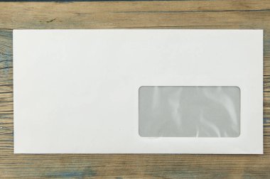 Ahşap masa arka plan üzerinde boş zarflar. 