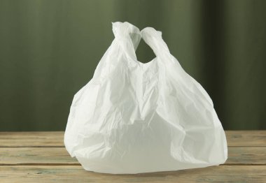 Ahşap masa yakın çekim üzerinde açık tek kullanımlık plastik torba