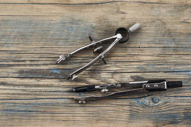 Üstten Görünüm ahşap bir yüzey üzerinde pusula mühendislik. Mimar, Oluşturucu, tasarımcı çalışma alanı. Mühendislik ve tasarım. İnşaat ve Mimarlık