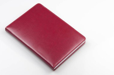 Defter mockup beyaz zemin üzerine kırmızı kapalı