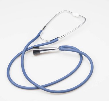 stetoskop ile beyaz zemin üzerine mavi tüp. Tıp kavramı