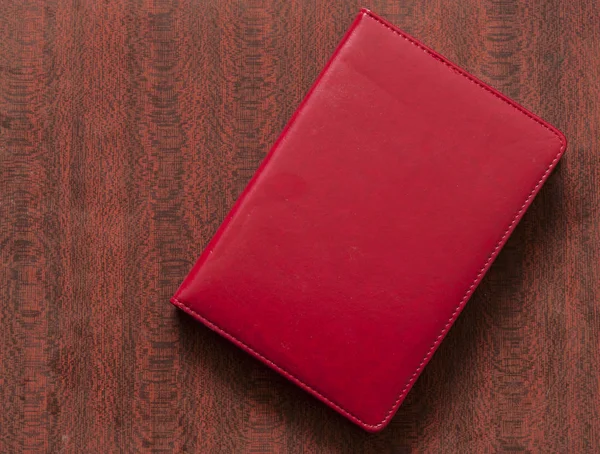 Rotes Geschlossenes Notizbuch Attrappe Auf Polierter Holzstruktur — Stockfoto