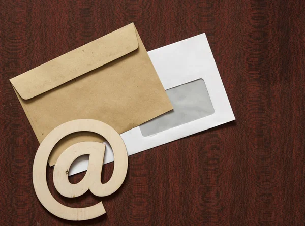 Mail Zeichen Papierbuchstaben Auf Einem Holztisch Internet Korrespondenz — Stockfoto