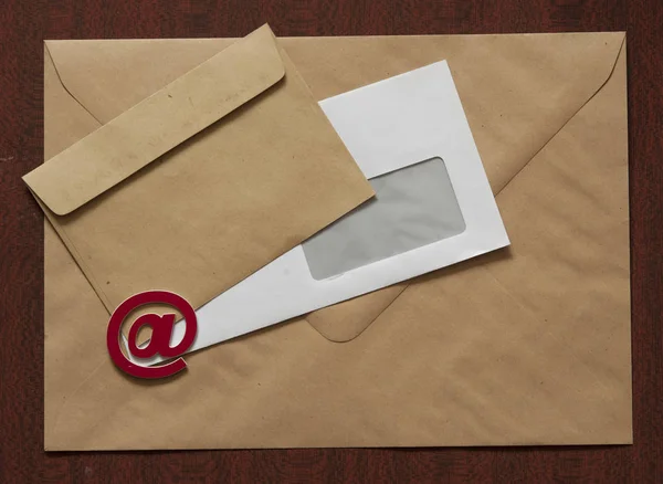 Sinal Mail Cartas Papel Uma Mesa Fundo Madeira Internet Correspondência — Fotografia de Stock