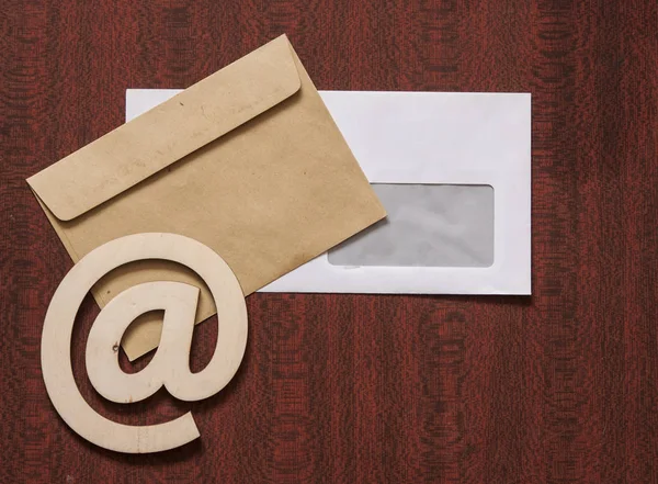 Συνδεθείτε Ηλεκτρονικού Ταχυδρομείου Χαρτί Γράμματα Ένα Τραπέζι Ξύλινο Υπόβαθρο Διαδίκτυο — Φωτογραφία Αρχείου
