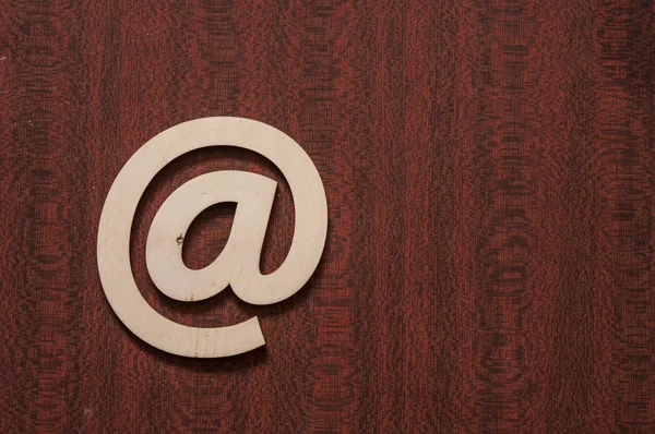 Ξύλινα Email Σύμβολο Στο Γυαλισμένο Ξύλο Υφή — Φωτογραφία Αρχείου