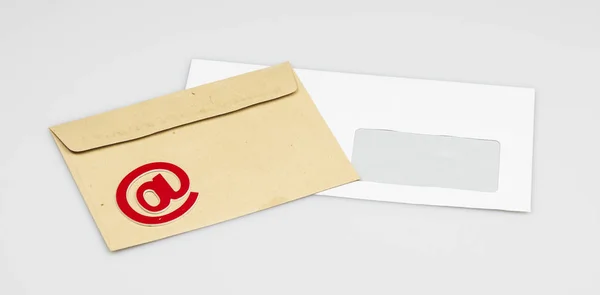 Signo Correo Electrónico Letras Papel Sobre Fondo Blanco Internet Correspondencia — Foto de Stock