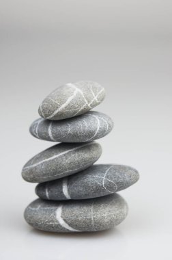 Denge zen çakıl beyaz arka planda gri ve beyaz taşlar