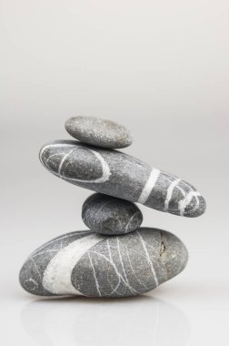 Denge zen çakıl beyaz arka planda gri ve beyaz taşlar