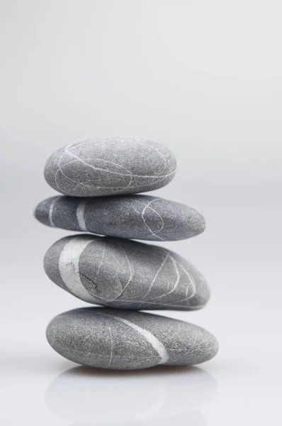 Równowagi Zen Pebble Stones Szary Biały Białym Tle — Zdjęcie stockowe