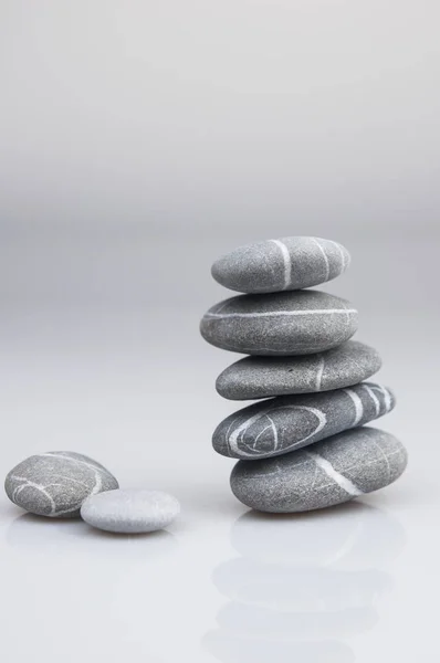 Balansera Zen Pebble Grå Och Vita Stenar Vit Bakgrund — Stockfoto