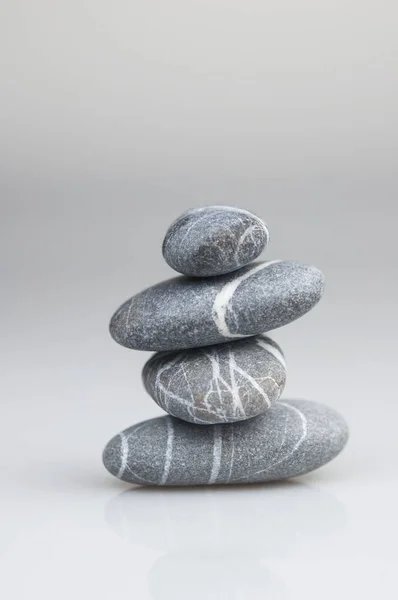 平衡禅宗鹅卵石灰色和白色石头在白色背景 — 图库照片
