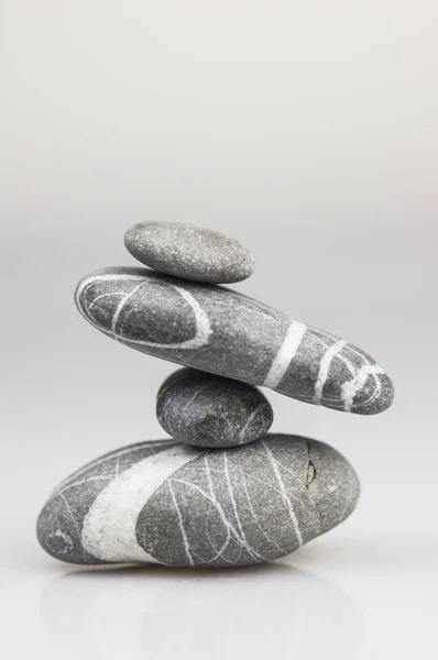 Balance Zen Kieselsteine Graue Und Weiße Steine Auf Weißem Hintergrund — Stockfoto