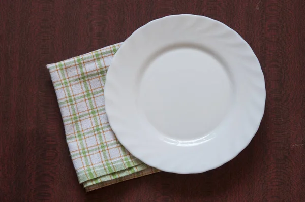 空白干净的白色板与五颜六色的餐巾在木制背景 食品邀请 准备好供应和烹饪新鲜的饭菜 适合与文本和符号一起使用 — 图库照片