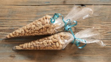 Kavrulmuş, tuzlanmış fıstık bir ahşap zemin üzerine yerleştirilir