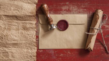 ahşap zemin üzerinde kahverengi mühürlü zarf