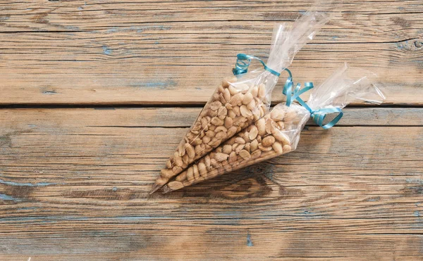 Жареные, соленые арахис помещаются на деревянный фон — стоковое фото