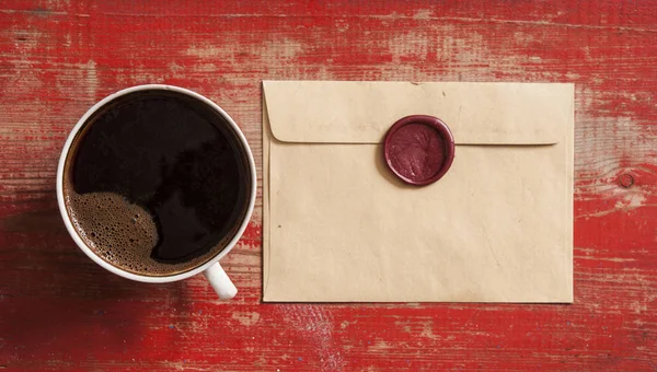 Envelopes com selo de cera na mesa de café — Fotografia de Stock