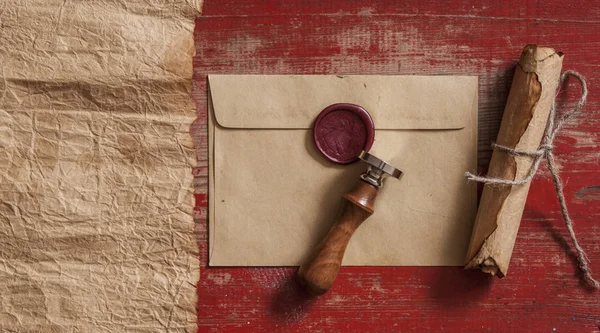 Запечатанный коричневый конверт на деревянном фоне — стоковое фото