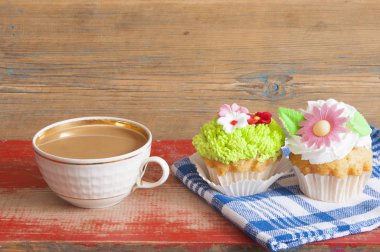 çiçek Bahar keki sıcak kahve Kupası ahşap tablo ile