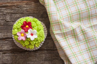 Çiçekler bahar ahşap arka plan için süslenmiş cupcakes