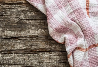 ahşap masa üzerinde renkli masa örtüsü. Üstten Görünüm