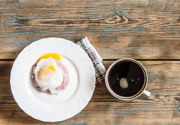 Ahşap masa kahve ile kızarmış yumurta — Stok fotoğraf