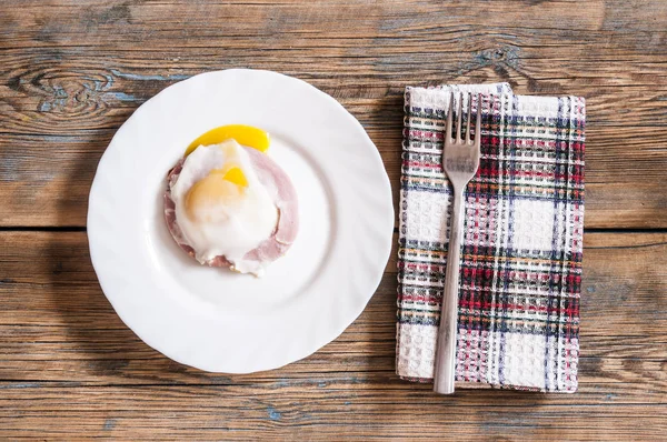 Ahşap bir masa üzerinde kızarmış yumurta kahvaltı. Rustik tarzı — Stok fotoğraf