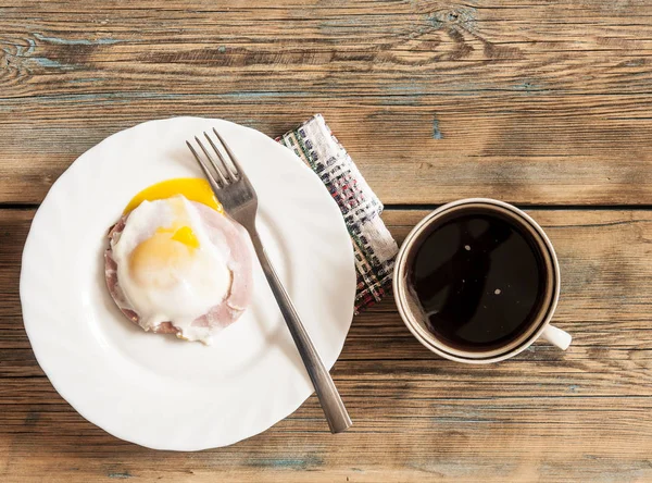 Spiegeleier mit Kaffee auf Holztisch — Stockfoto