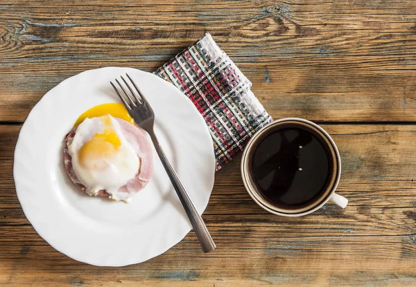 Ahşap masa kahve ile kızarmış yumurta — Stok fotoğraf