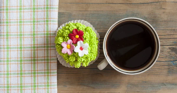 Blumenfrühlingskuchen mit heißer Kaffeetasse auf Holztisch — Stockfoto