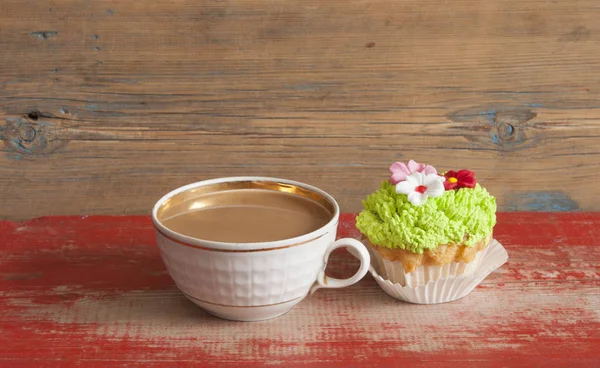 Flower spring cupcake  with hot coffee cup on wooden table — Stock Photo, Image