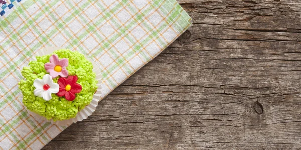 Cupcakes decorados con flores para el fondo de madera de primavera —  Fotos de Stock