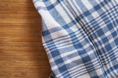 ahşap masa üzerinde renkli masa örtüsü. Üstten Görünüm