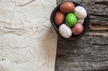 Ahşap tahta Paskalya yumurtaları. Metin