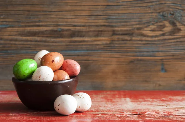 Huevos de Pascua de tablas de madera. Texto: — Foto de Stock