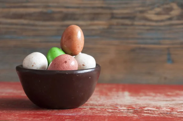 Huevos de Pascua de tablas de madera. Texto: —  Fotos de Stock