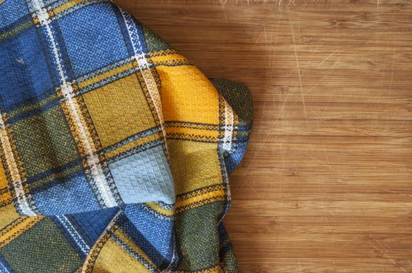 Kleurrijke tafelkleed op houten tafel. Bovenaanzicht — Stockfoto