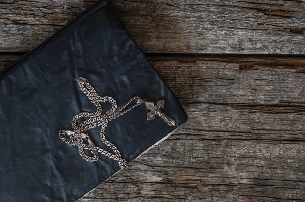 Croix d'argent repose sur la vieille bible sainte — Photo