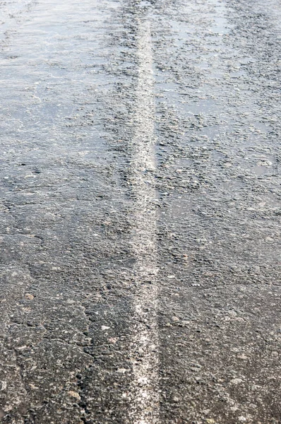 Άποψη του δρόμου πεζοδρόμιο βροχή με λακκούβες νερού — Φωτογραφία Αρχείου