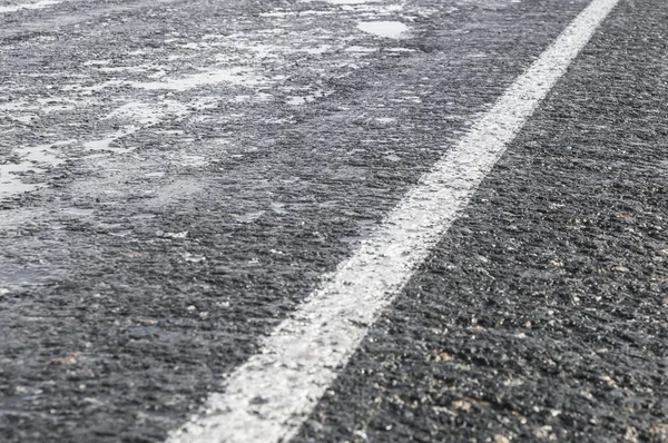 湿的水水坑雨后的街道路面的视图 — 图库照片