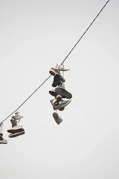 Hängande skor på en vajer. — Stockfoto