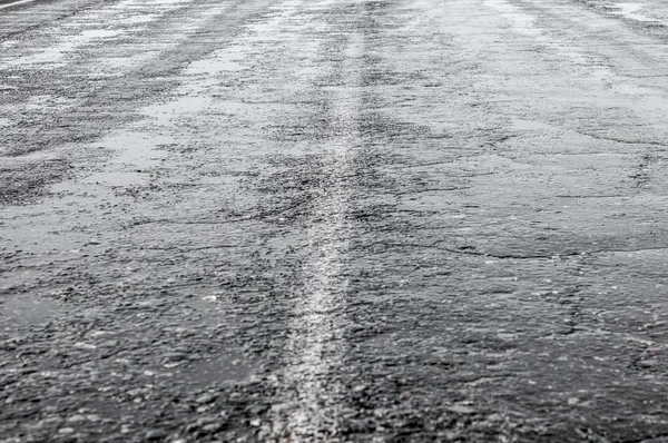 Vista de rua pavimento molhado após a chuva com poças de água — Fotografia de Stock