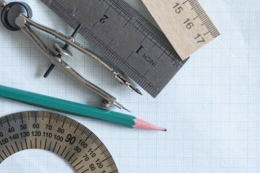 Alet takımları ve Cetveller grafik kağıt üzerine çizim seti